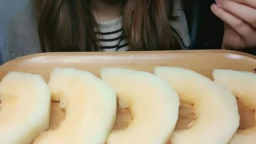 哥哥给妹妹吃哈密瓜视频,哈密瓜视频传递亲情味