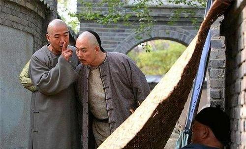 路上吃瓜老人图片搞笑视频,搞笑视频笑翻众人